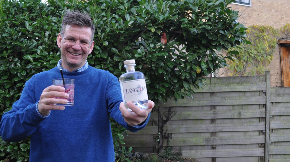 Henk Elshof met zijn 'LangDom-gin'