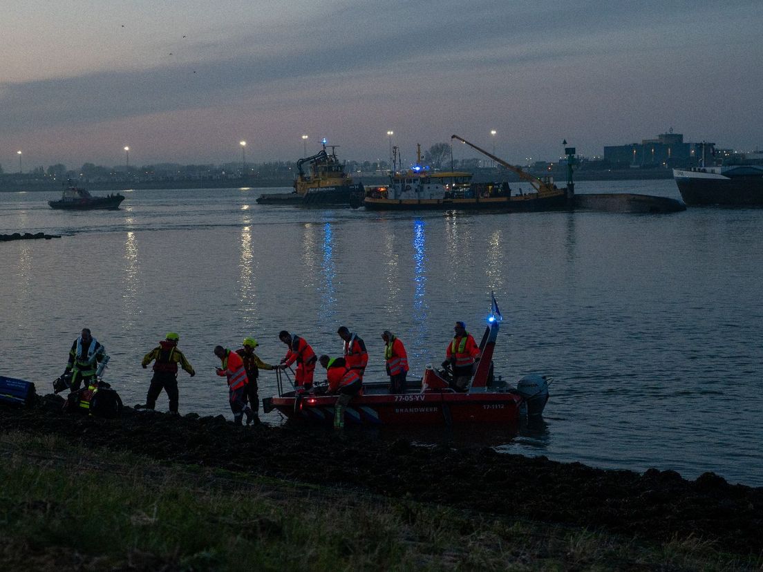 Hulpdiensten zijn aanwezig bij het gekapseisde schip op de Nieuwe Waterweg