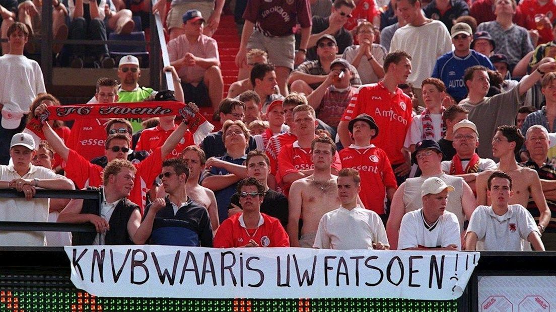 Fans van FC Twente laken de beslissing van de KNVB