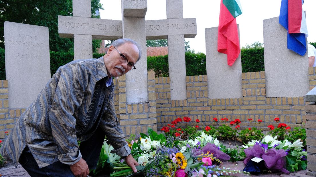 Initiatiefnemer Tony Simon legt bloemen