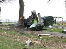 112 Nieuws: Ravage op N346 bij Lochem: vrachtwagen ramt bomen en kantelt