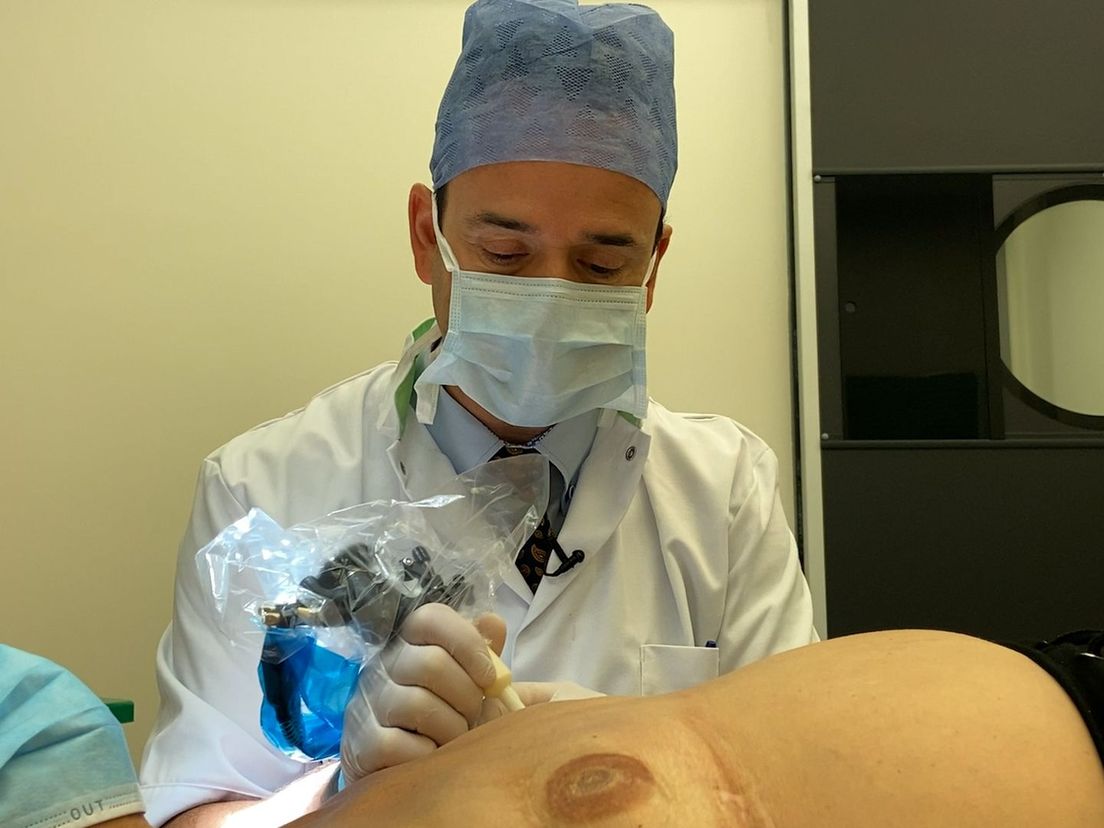 Ralph Moelker tatoeëert een 3D-tepel