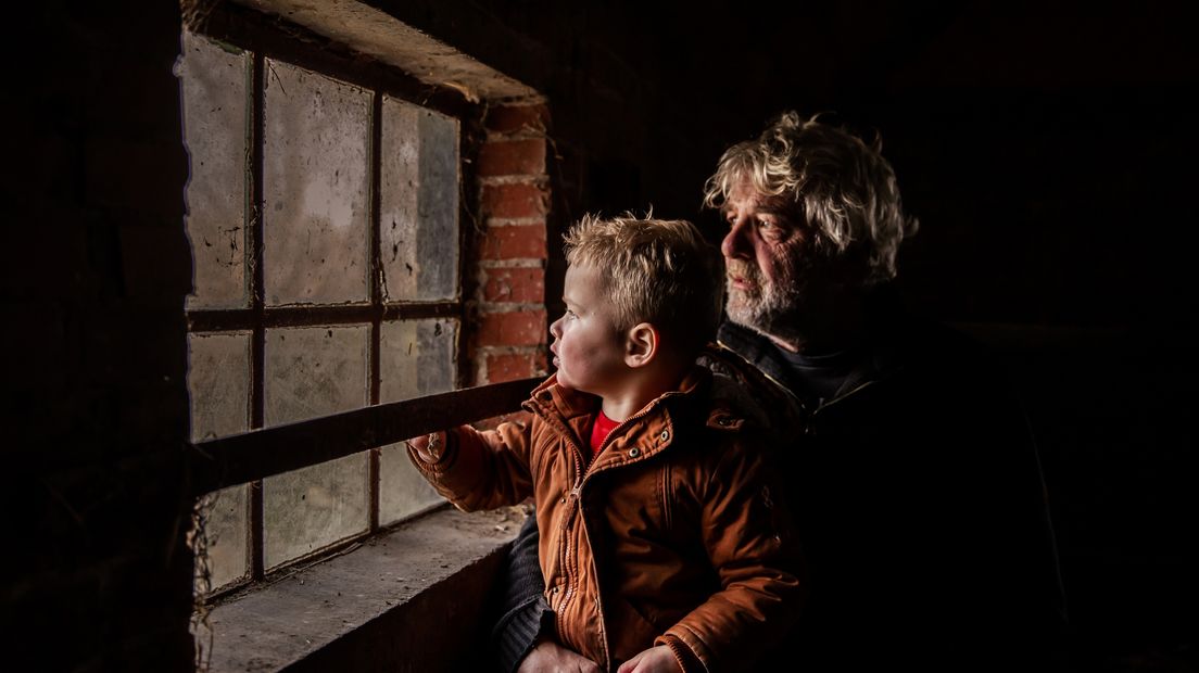 De foto van een grootvader met zijn kleinzoon werd door het publiek verkozen tot mooiste foto van Groningen