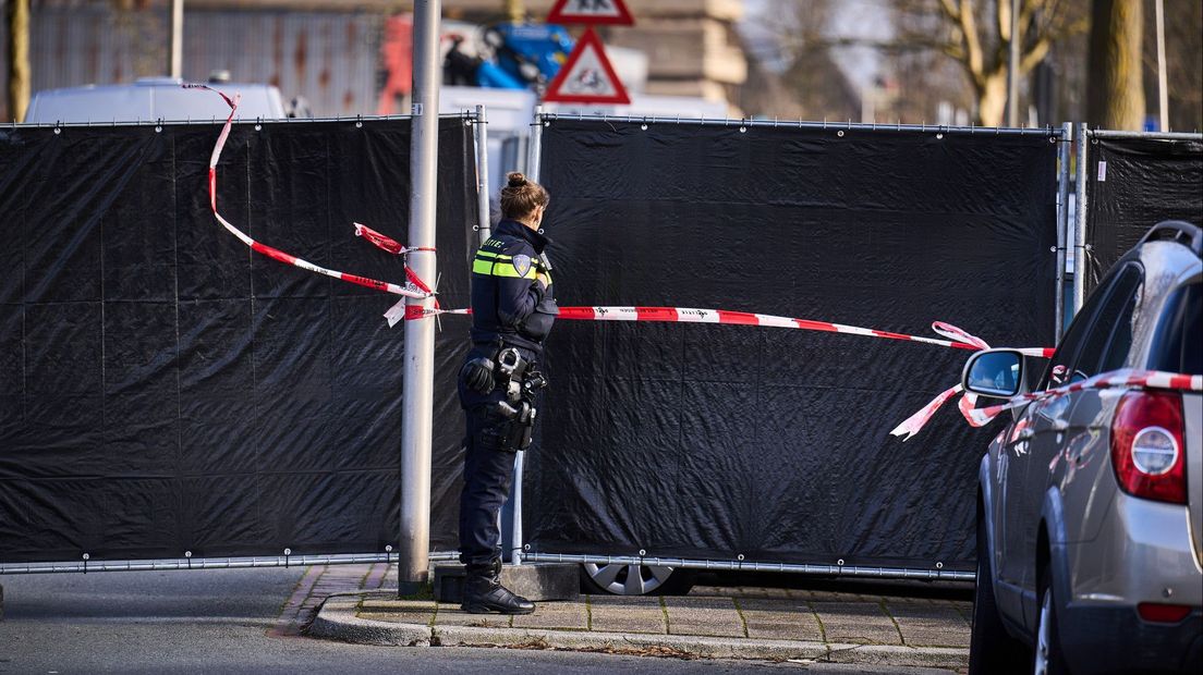 De straat is afgezet met zwarte schermen