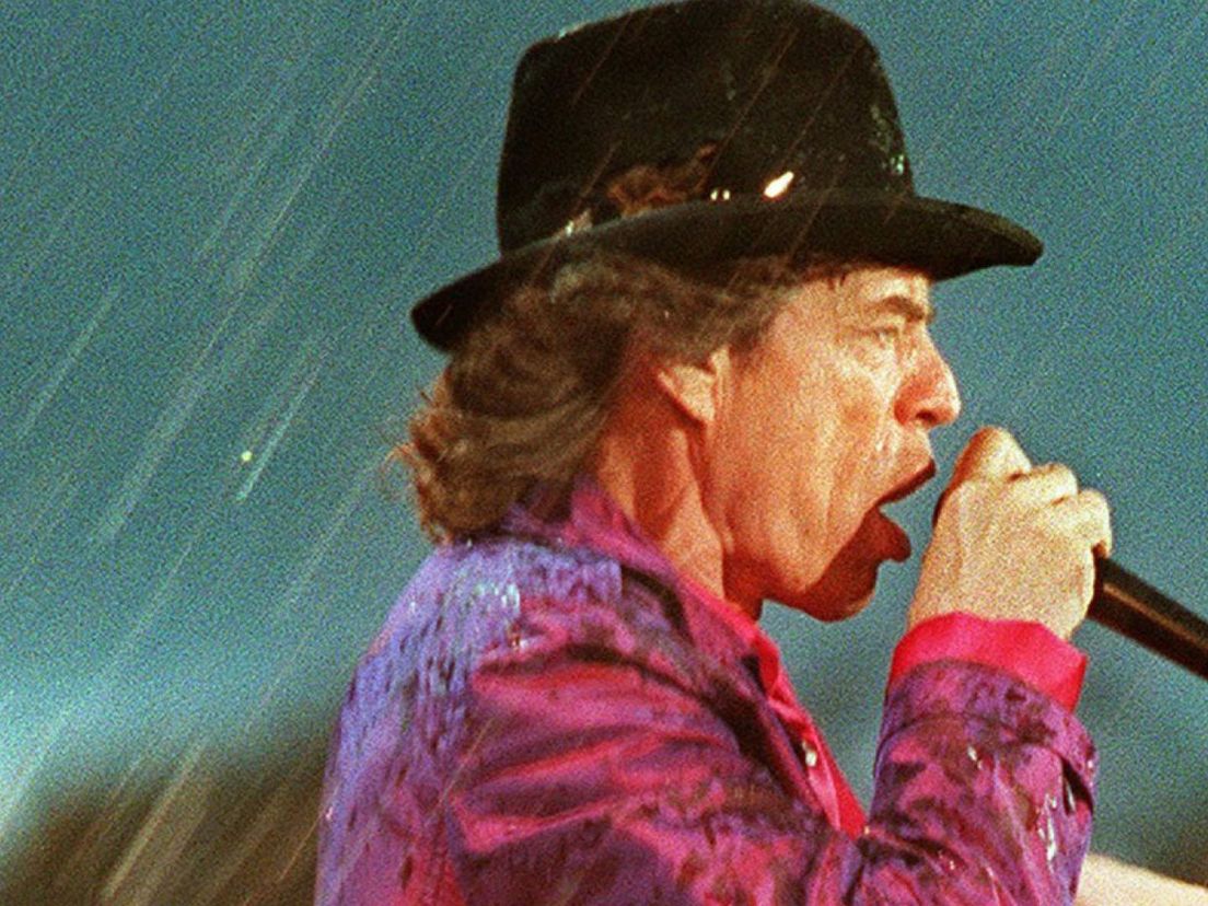 Doorweekte Mick Jagger maakt Malieveld gek tijdens wolkbreuk: 'Dit was echt uniek'