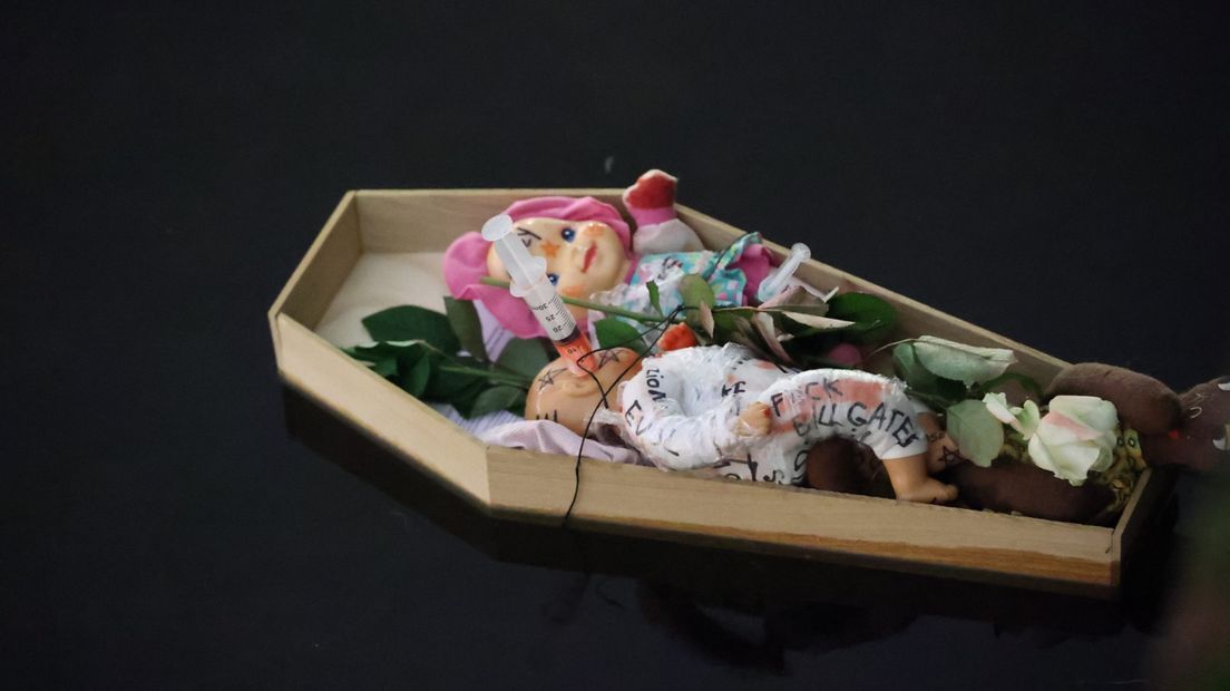 Besmeurde babypoppen in doodskistjes gedumpt in Haagse Hofvijver