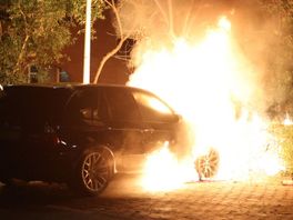 Geparkeerde BMW doelbewust in brand gestoken, blijkt uit camerabeelden