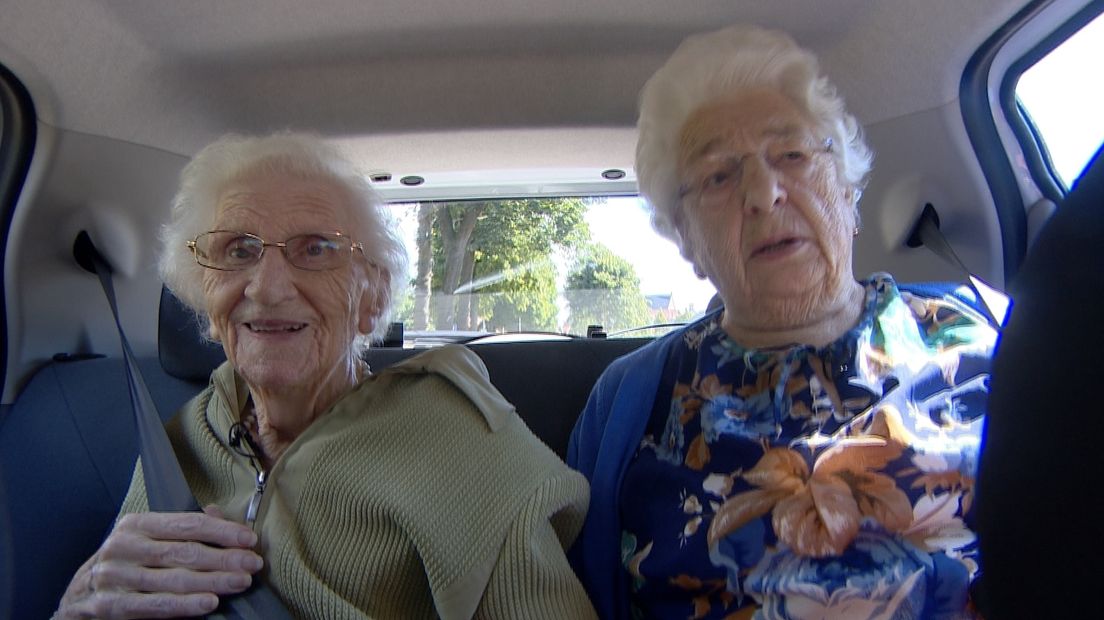 Twee ouderen in de auto op Schouwen-Duiveland