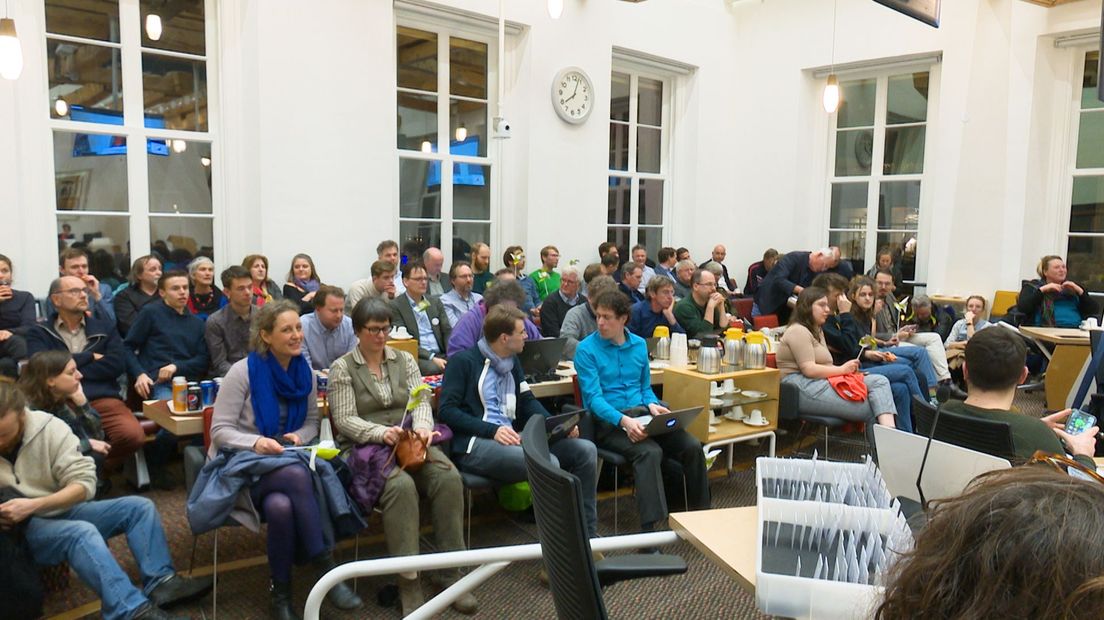 Een volle publieke tribune.