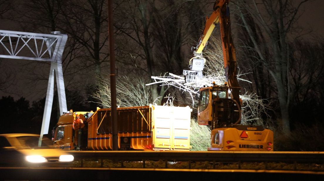 Omgewaaide bomen langs de A13 worden opgeruimd