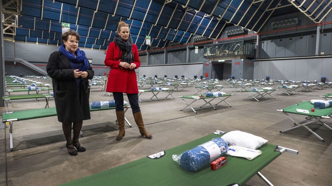 Burgemeester Dijksma en wethouder Streefland bezochten eerder dit jaar de vluchtelingenopvang in de Jaarbeurs.