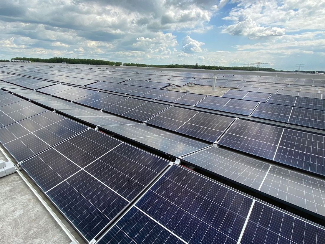 Zonnepanelen op een dak in Alblasserdam