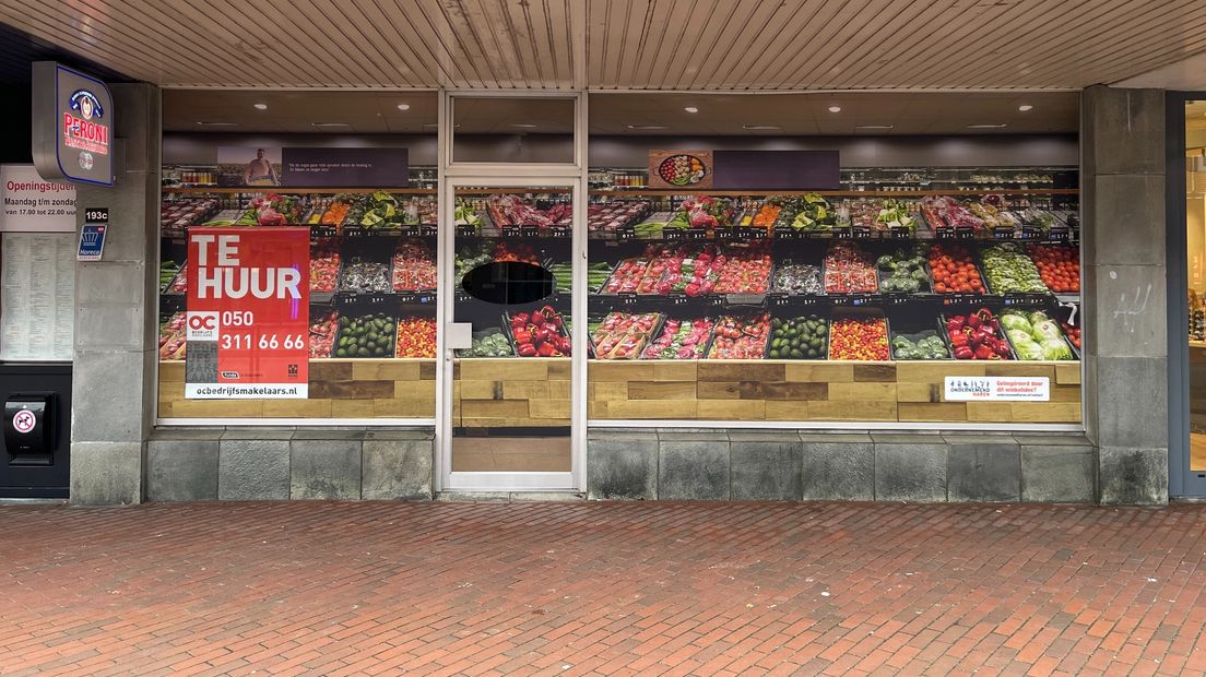 Een leegstaande winkel in Haren die wordt opgefleurd met bestickering