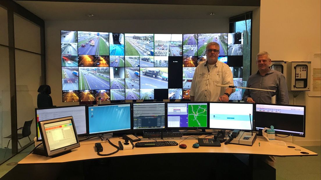 Woordvoerder Diederik FLeuren samen met een verkeersleider in de toren