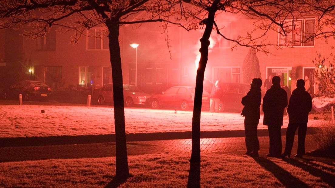 Mensen kijken naar vuurwerk (archief)