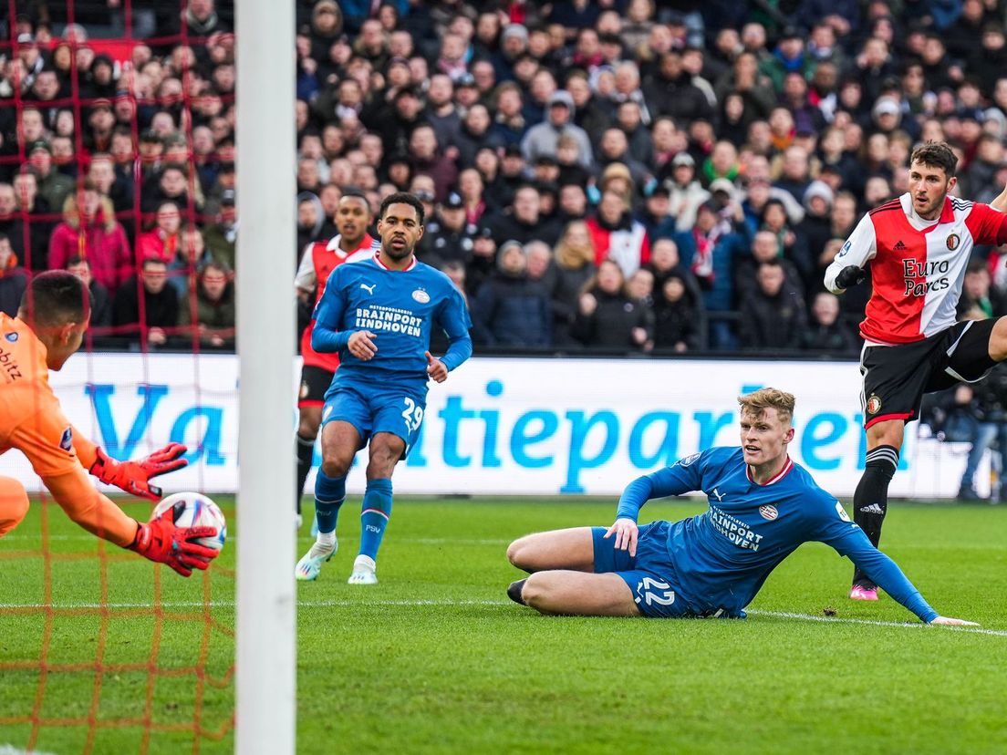 PSV-keeper Walter Benítez redt op het schot van Feyenoord-spits Santiago Gimenez