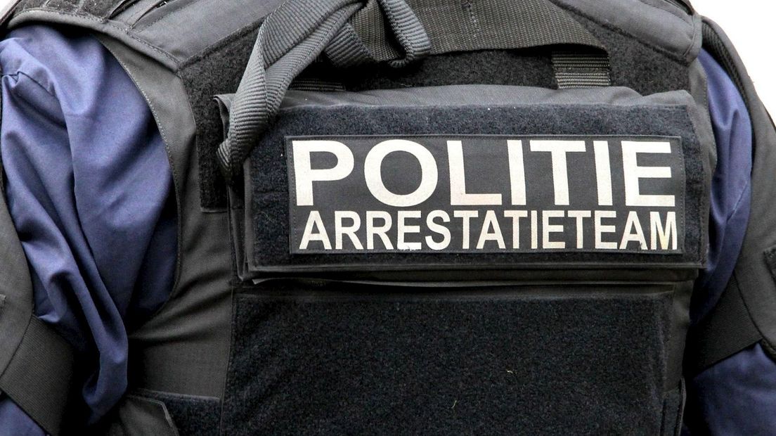 Arrestatieteam doet inval in Enschede