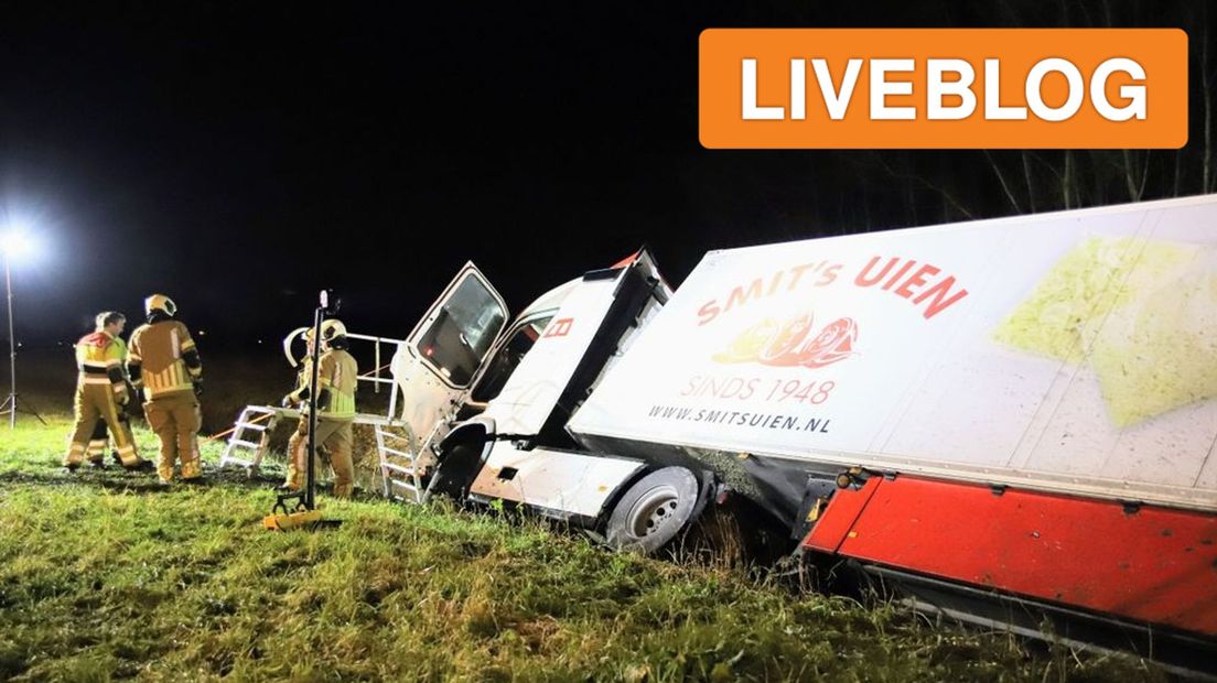 Op de A2 ter hoogte van Culemborg belandde een vrachtwagen met uien in de sloot.
