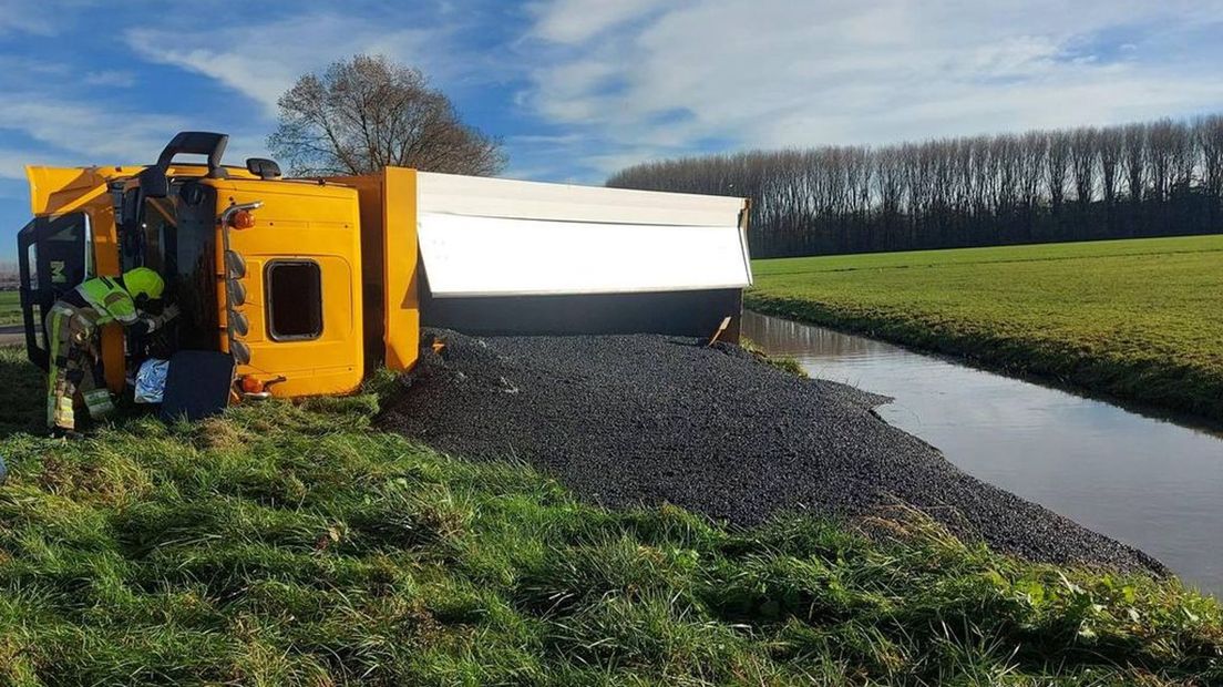 Het asfalt is in de berm en de sloot terechtgekomen.