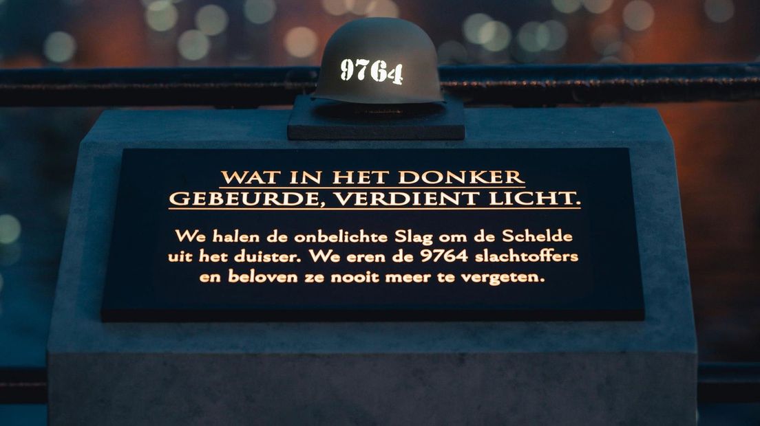 Het bordje bij de drijvende helmen