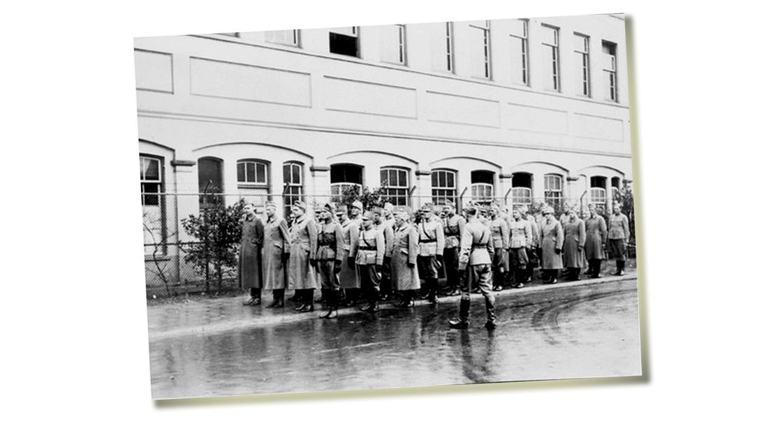 Officieren bij het centraal station in Utrecht worden afgemarcheerd om hun erewoordverklaring te tekenen. 14 juli 1940.