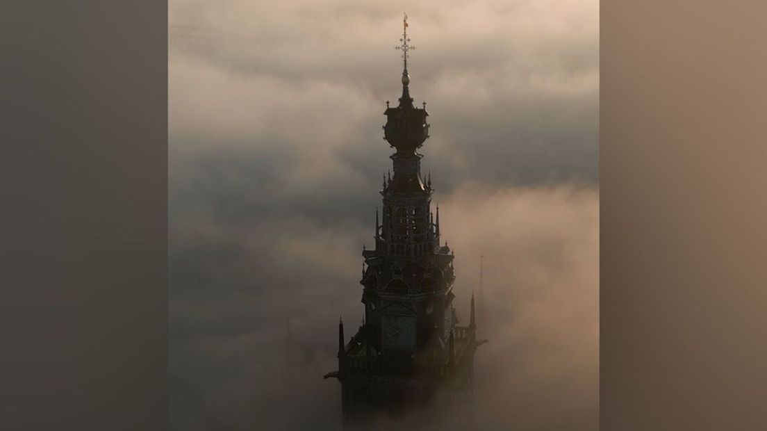 Het is een magisch gezicht hoe de Stevenstoren boven de mist uitkomt.