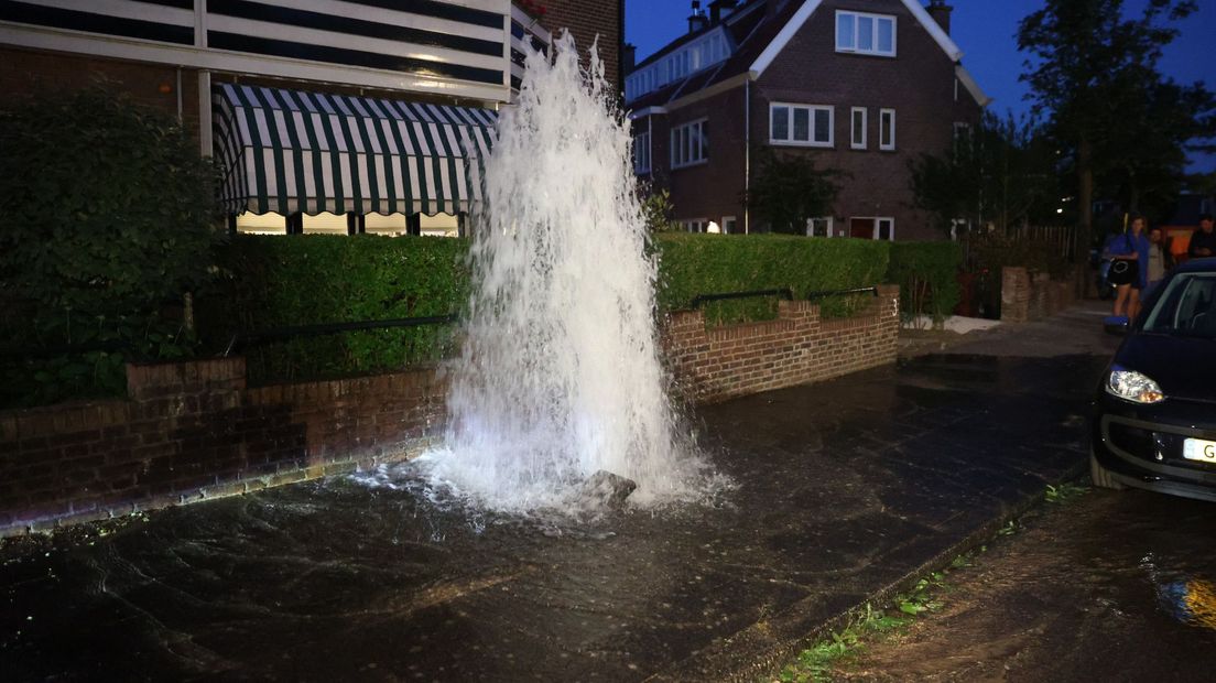 Ook aan de Doctor van Welylaan werd een brandkraan opengedraaid