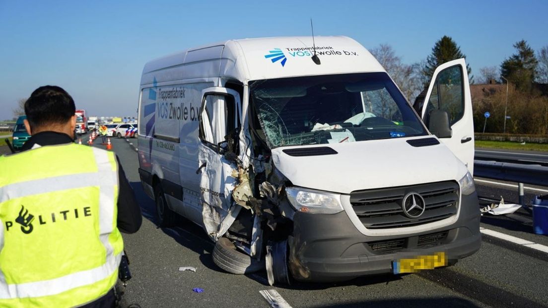 Bestelbus botst tegen achterzijde vrachtwagen op A28