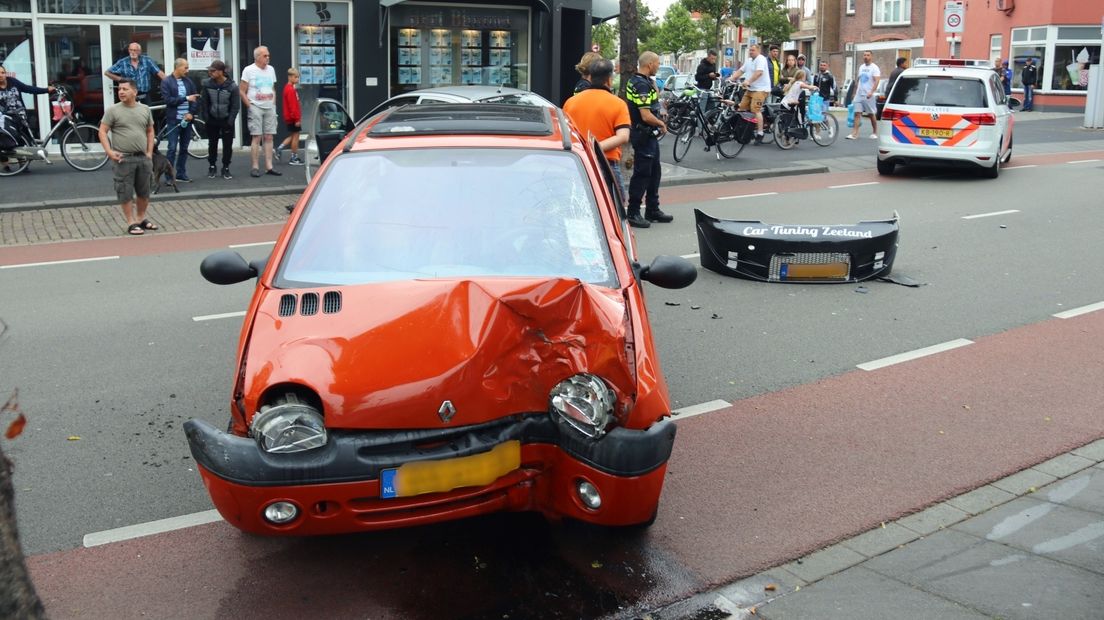 Naast de voetganger werd ook de bestuurder van deze auto gewond afgevoerd