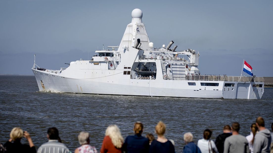 Het patrouilleschip Zr.Ms. Groningen vaart uit tijdens een eerdere expeditie