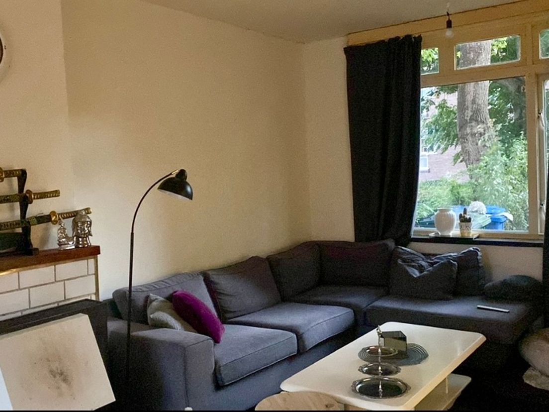 De woonkamer van Kayleigh toen ze er nog echt woonde