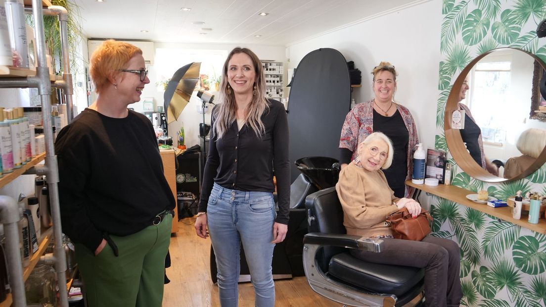 Nicole, Caroline, Karin en Hiske in de kapsalon