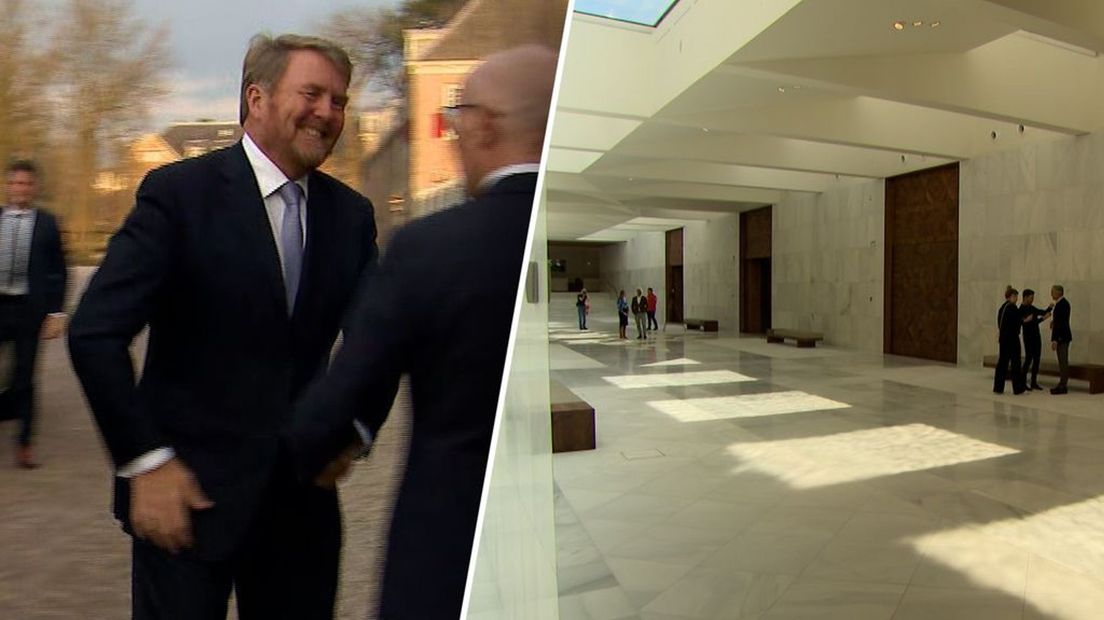 De koning arriveert bij het gerenoveerde Paleis Het Loo.