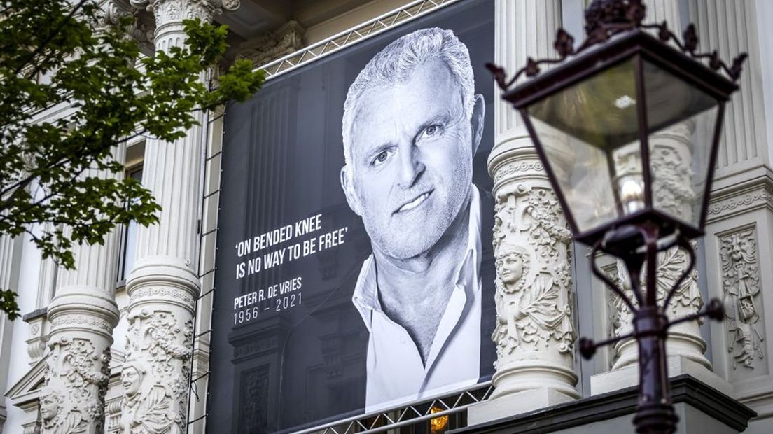 Een grote foto op Koninklijk Theater Carre ter nagedachtenis aan Peter R. de Vries.