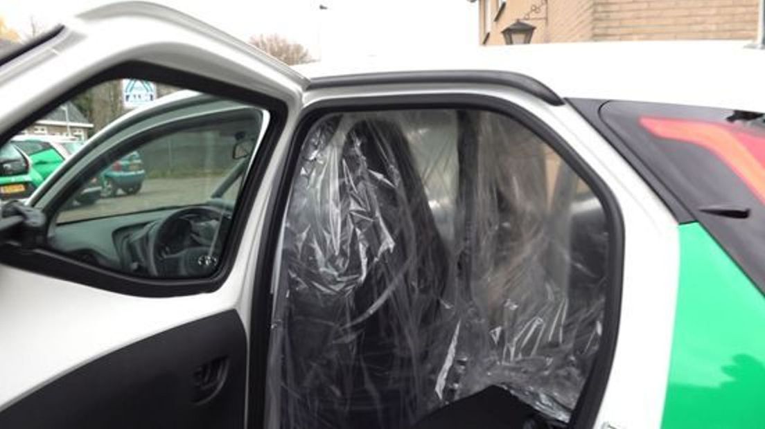 Een auto van uitzendbureau VDU met plexiglas dat is bedoeld om arbeidsmigranten te beschermen tegen corona.