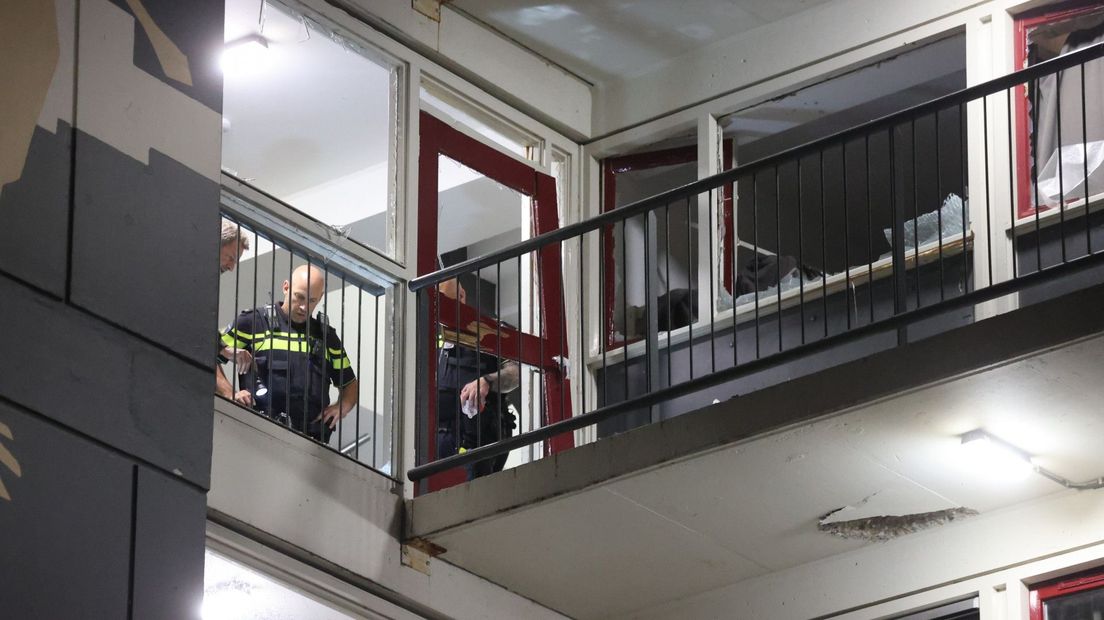 Kozijnen, ruiten, deuren en plafonds zijn ontzet door de explosie