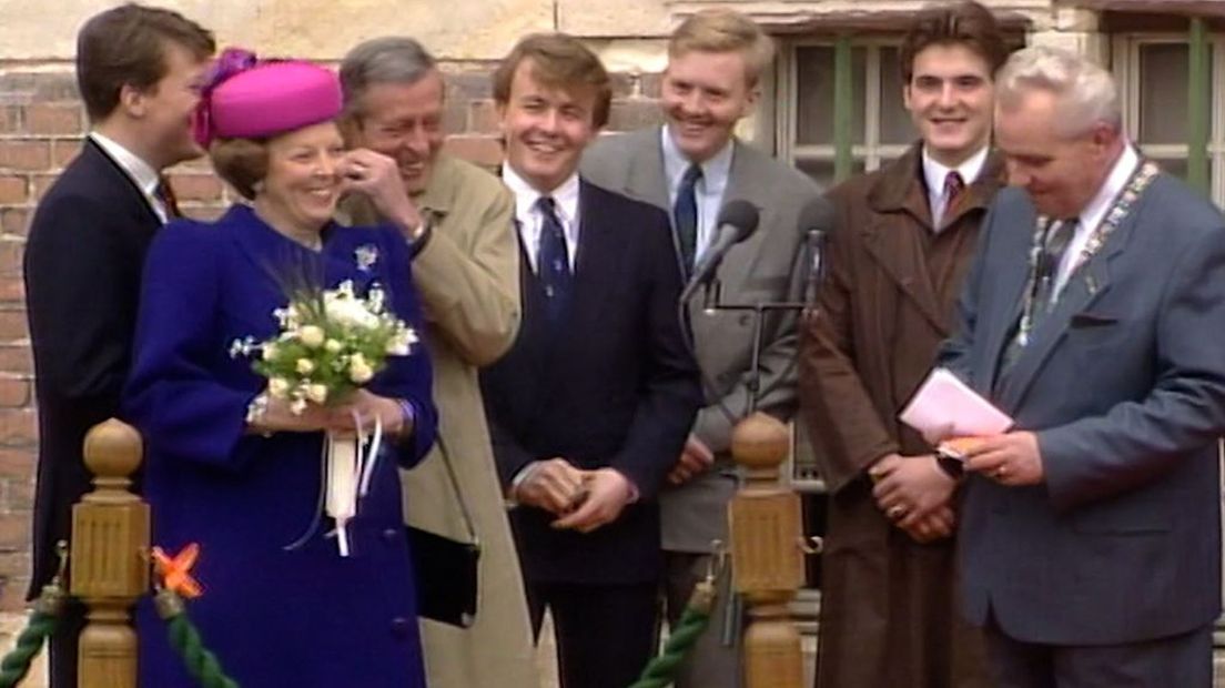 Prins Claus komt tijdens het bezoek aan Buren in 1991 niet meer bij van het lachen.