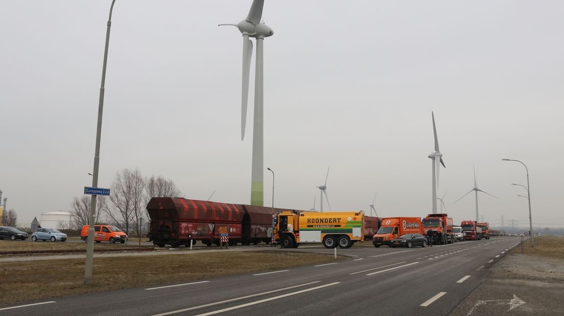 Twee spoorwegovergangen in havengebied Vlissingen-Oost zijn vanmiddag enige tijd gestremd geweest vanwege een aanrijding op het spoor.