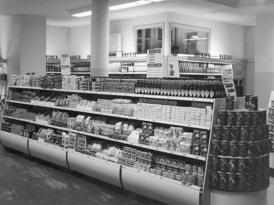 Producten voorverpakt en uitgestald in het filiaal in Schiedam in 1952