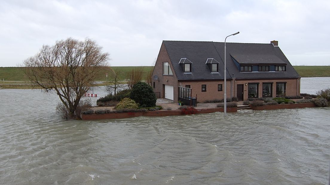 Huis bijna onder water in Perkpolder