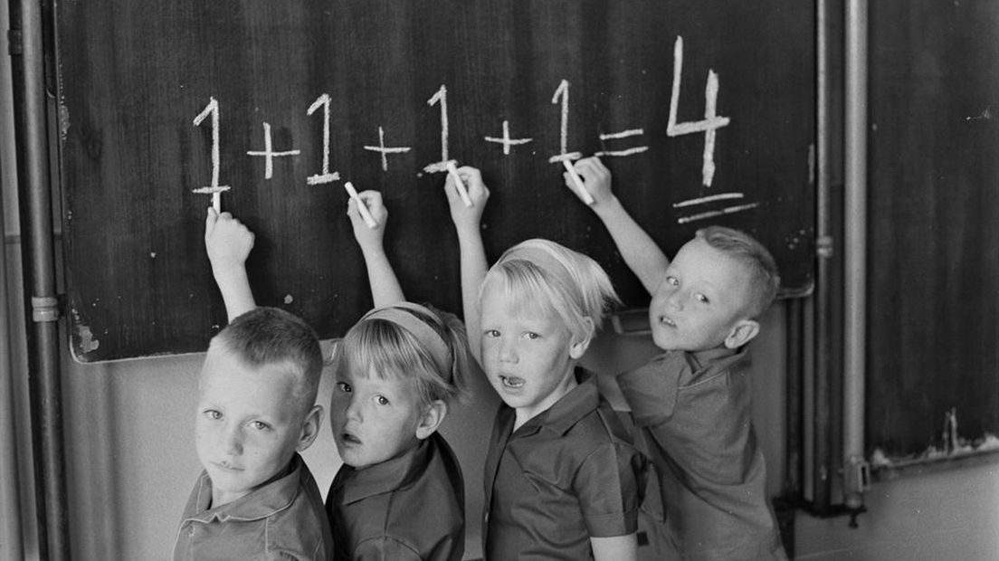 Basisschoolleerlingen in de jaren zestig. Afbeelding ter illustratie.