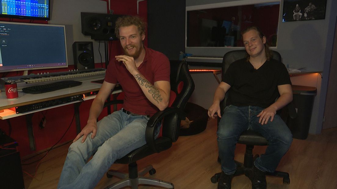 Maxlevel en rapper Monnik in hun zelf gebouwde studio.