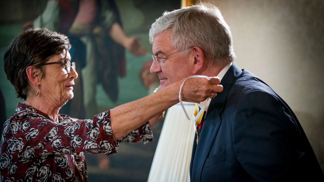 Burgemeester Jan van Zanen ontvangt de Spaanse onderscheiding