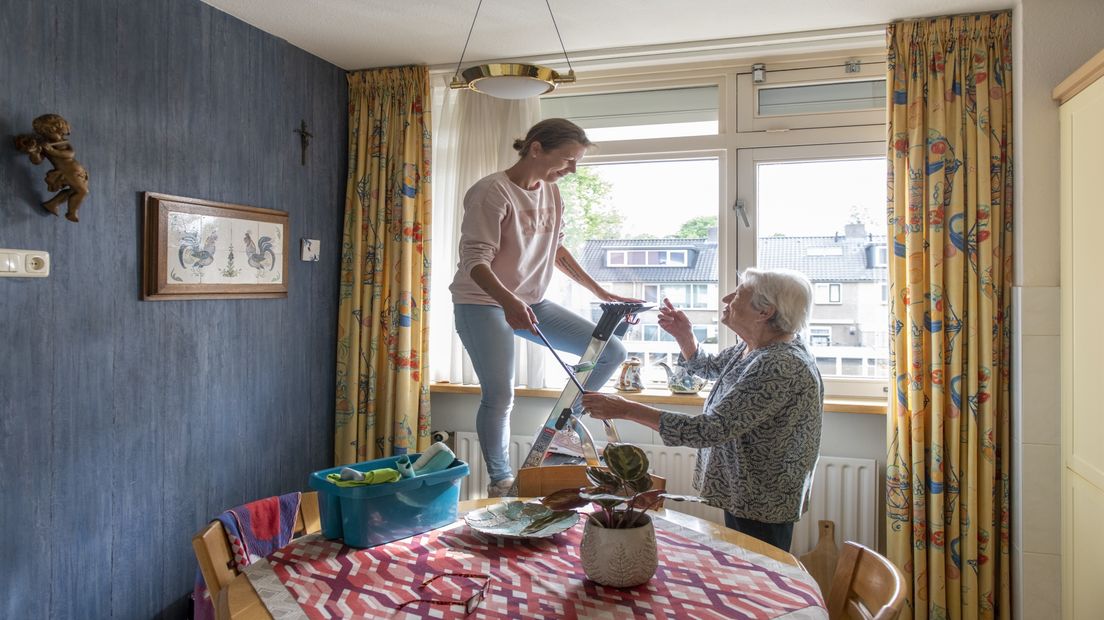 Een vrouw krijgt huishoudelijke hulp (foto ter illustratie)