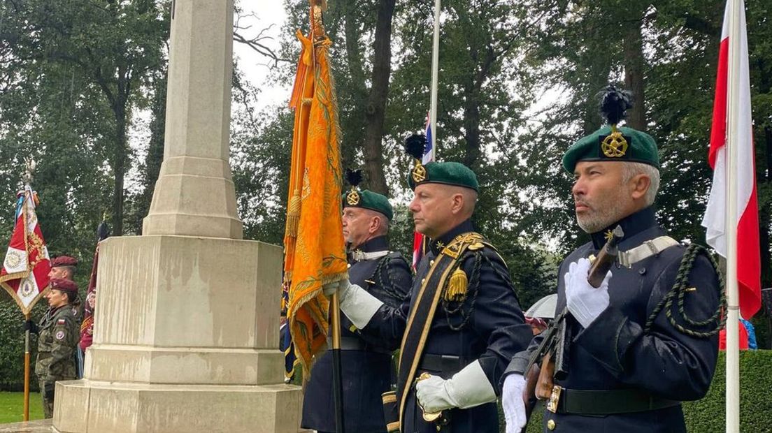 Deelnemers aan de herdenking bij het Cross of Sacrifice.