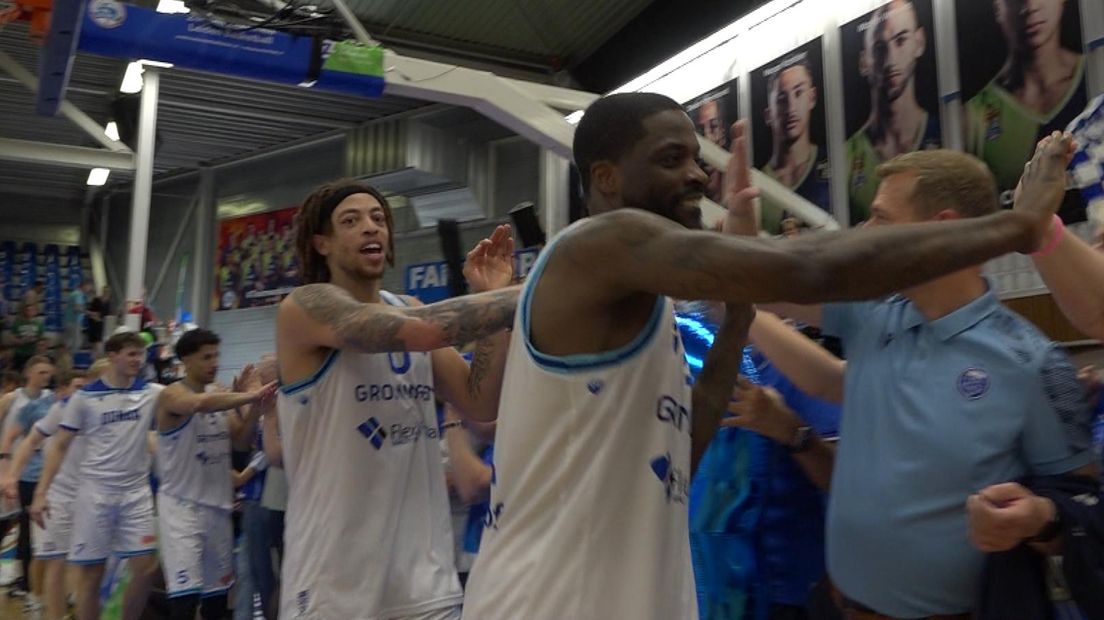 Spelers van Donar vieren zege in Leiden