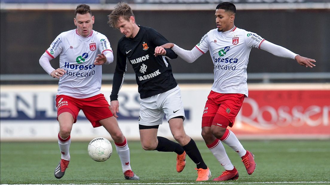 Rens van Bethem in actie tegen VV Noordwijk