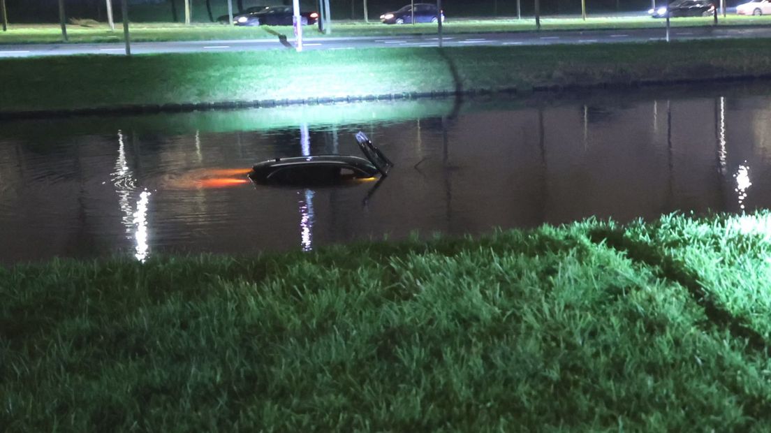 De auto belandde in het midden van de vijver