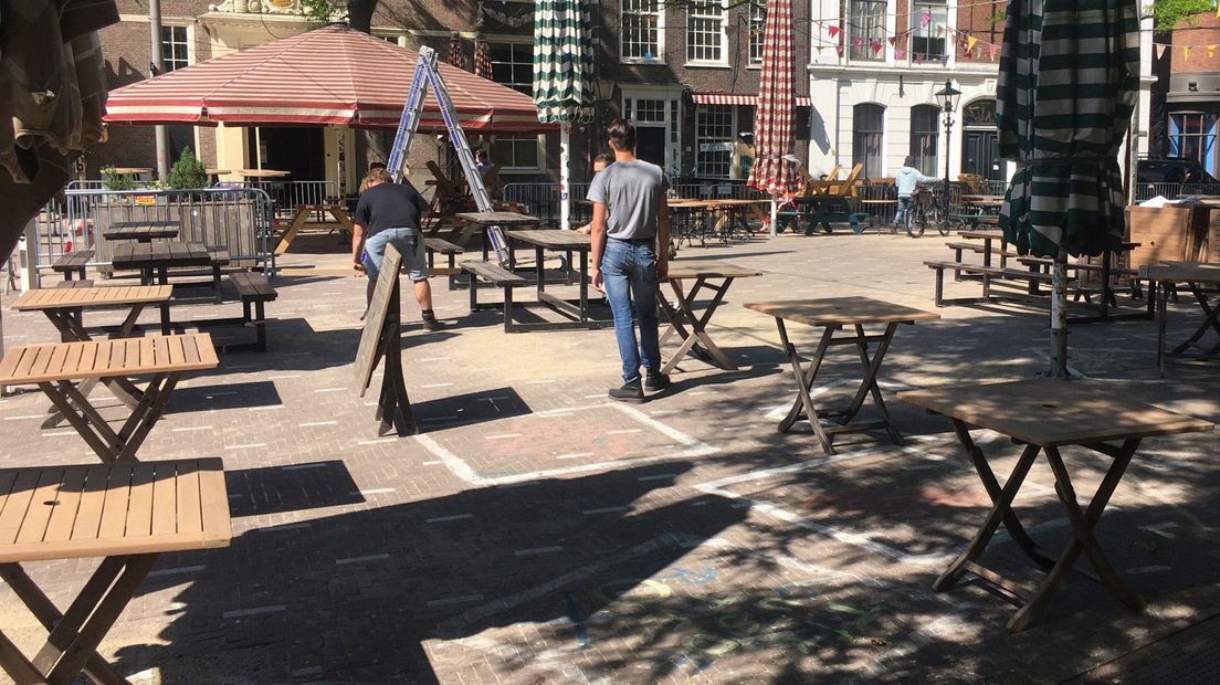 Op de Grote Markt in Den Haag worden de terrassen klaargemaakt