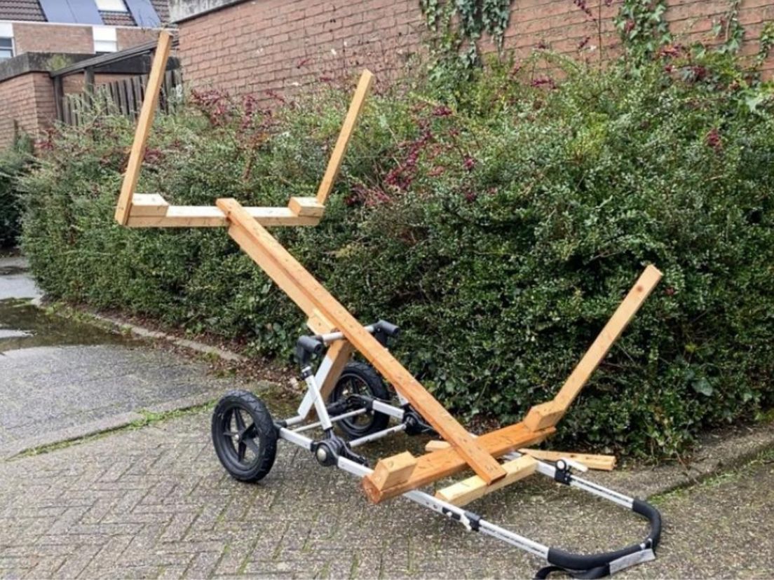 The cart that the children go on the road with